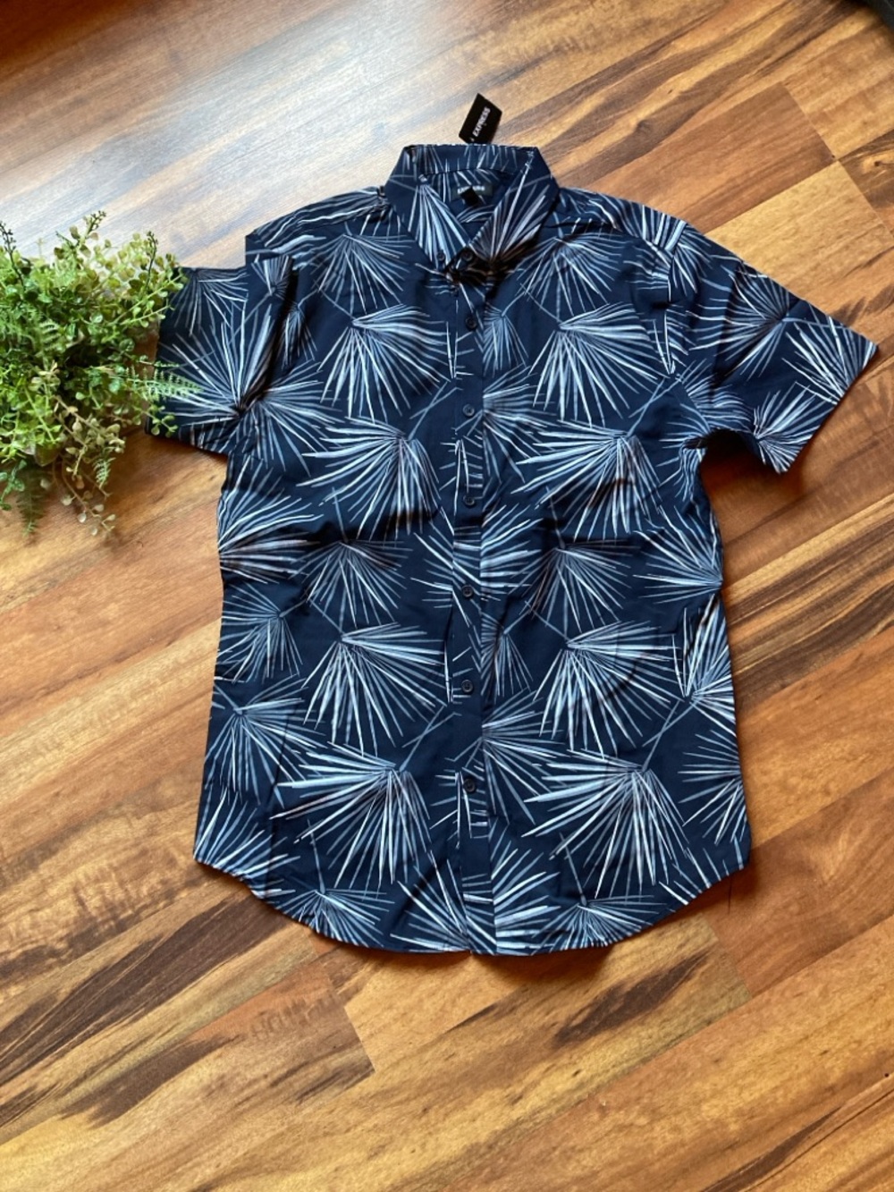 New Express Men’s Small short sleeve lightweight nylon patterned shirt.